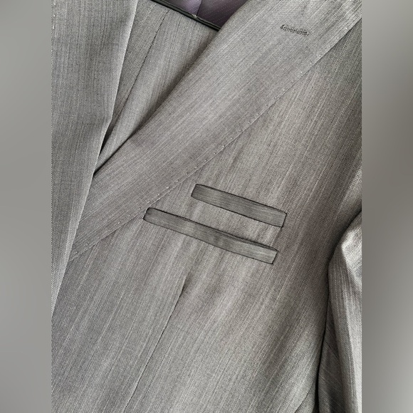NWT mens grey suit 58/42 Euro.  Husband tried it on more like a big 44/small 46 - Picture 10 of 16